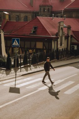 Yaya geçidinden geçen adamlar fotokopi alanı