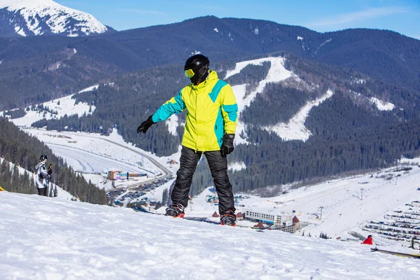 Man Top Van Heuvel Met Snowboard Zonnige Dag Winterbergen — Stockfoto