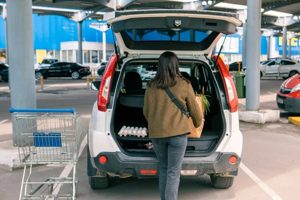 Mulher Colocar Sacos Com Produtos Porta Malas Carro Após Espaço — Fotografia de Stock