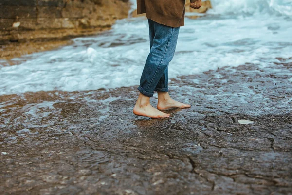 kayalık plaj yalınayak ıslak kot yaz tatili ile yürüyen kadın