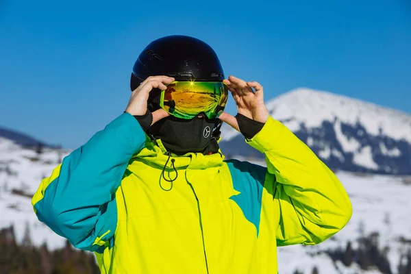 Man Hjälm Och Skidmask Reflektion Vinteraktivitet Solig Dag — Stockfoto