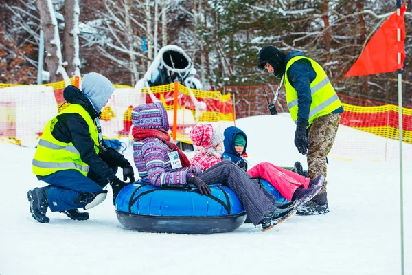 Lviv Ukraine Januari 2019 Winteractiviteiten Bergaf Rijden Sneeuw Slangen Duwen — Stockfoto
