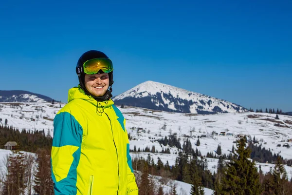 Uomo Casco Passamontagna Riflessione Attività Invernale Giornata Sole — Foto Stock