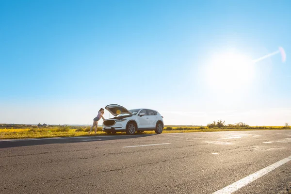 Frau Schaut Auf Auto Motor Rufen Pannenhelfer Versicherung — Stockfoto