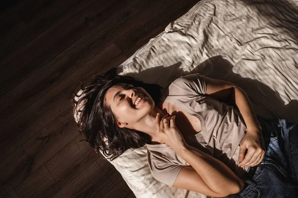 Γυναίκα Ξαπλωμένη Άσχημο Σκληρό Φως Στο Πρόσωπο Κλείσιμο — Φωτογραφία Αρχείου