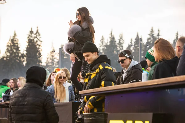 Folk Dansar Festen Efter Snowboarddagen Skidanläggning Vintersemester Atlas Helg — Stockfoto