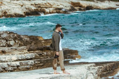 Profesyonel fotoğrafçı deniz manzarası çekiyor. Boşluğu kopyala