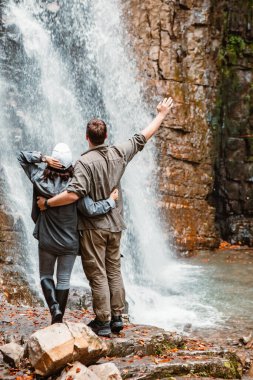 Şelale kopyalama alanına bakan turistler
