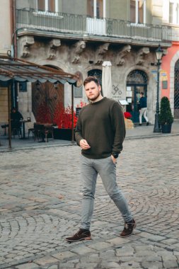 Kazaklı adam şehir meydanındaki fotokopi alanında poz veriyor.