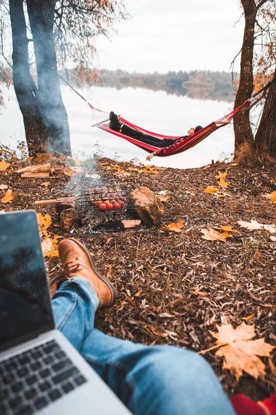 Mann Arbeitet Laptop Auf Dem Campingplatz Herbstsaison Freiberufliches Konzept — Stockfoto