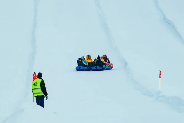 Mensen Hebben Plezier Sneeuw Tubing Naar Beneden Door Winter Heuvel — Stockfoto