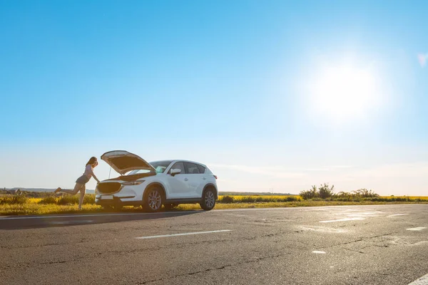 Donna Guardando Motore Auto Chiamata Stradale Assistente Assicurazione — Foto Stock