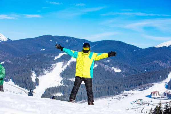 Człowiek Szczycie Wzgórza Snowboardem Słoneczny Dzień Góry Zimowe — Zdjęcie stockowe