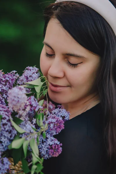 Beautiful Woman Posing Lilac Flowers Summer Coming — Stock Photo, Image