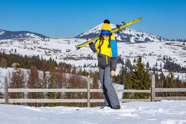 Jovem Sorrindo Bonita Mulher Segurando Esqui Montanhas Fundo Viagens Inverno — Fotografia de Stock