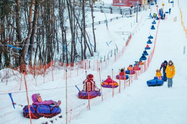 LVIV, UKRAINE - 7 Ocak 2019: kar borusu hattı. İnsanları tepeye çek. kış aktiviteleri