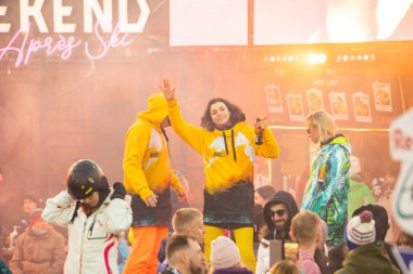 Snowboard gününden sonra insanlar partide dans ediyor. Kayak merkezi. Kış tatili atlas hafta sonu