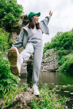 Yürüyüşçü kadın, doğadaki kanyon güzelliğinin tadını çıkarıyor.