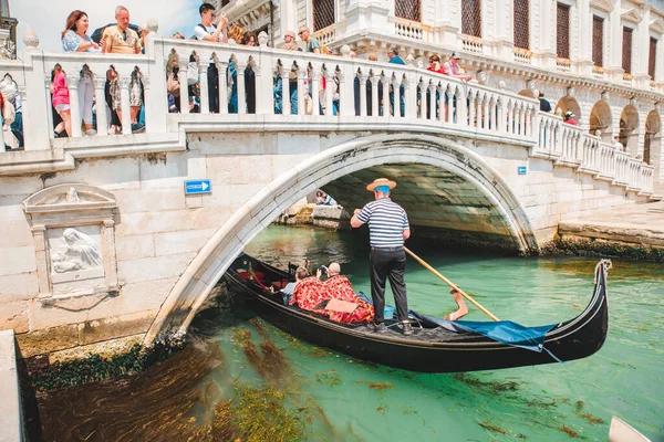 Italy Venice May 2019 People Gondola Taking Tour Canal Summer — Stock Photo, Image
