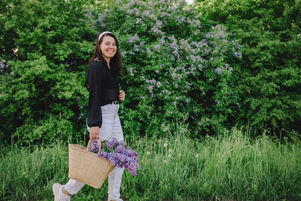 Beautiful Woman Posing Lilac Flowers Summer Coming — Stock Photo, Image
