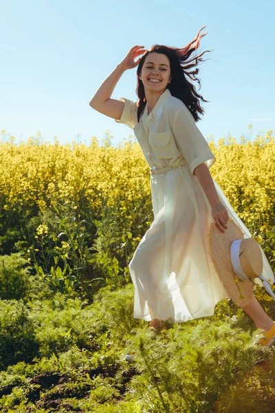 Belle Femme Debout Dans Champ Colza Été — Photo