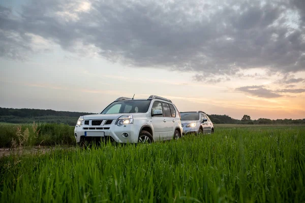 Twee Suv Auto Bij Zonsondergang Road Trip Concept Kopieerruimte — Stockfoto