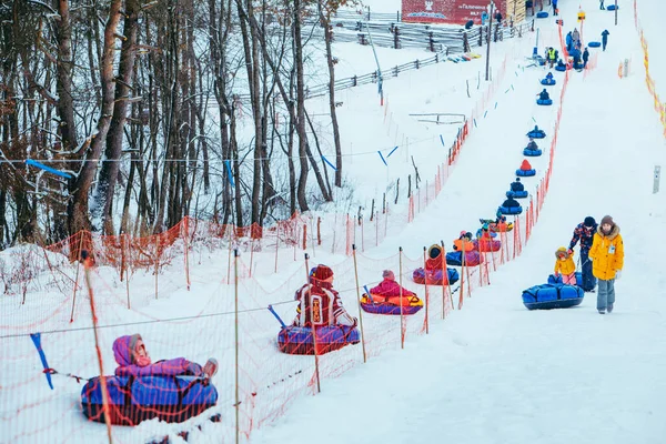 Lviv Ukraine Januari 2019 Linje För Snöslangar Dra Upp Folk — Stockfoto