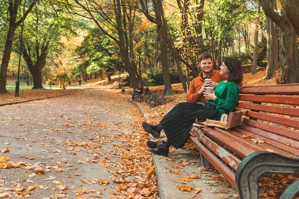 Young Pretty Couple Sitting Park Bench Drinking Coffee Eating Pizza — Stock Photo, Image
