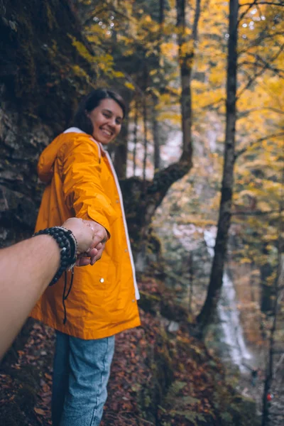 Následujte Koncept Žena Žlutém Plášti Kráčející Stezce Lesnímu Vodopádu Podzimní — Stock fotografie