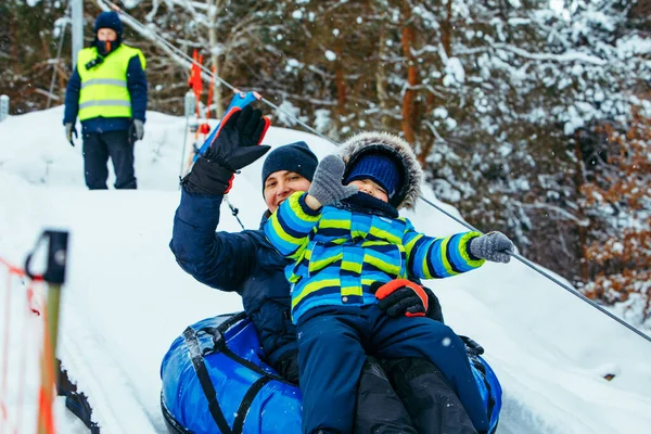 Father Son Snow Tube Pull Hill Winter Time — Stock Photo, Image