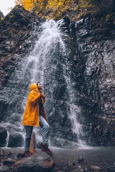 Vrouw Gele Regenjas Bij Herfst Waterval Wandelconcept — Stockfoto