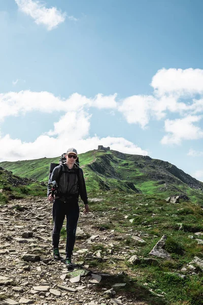 Mladý Turista Horách Letní Pěší Stezka Kopírovat Prostor — Stock fotografie