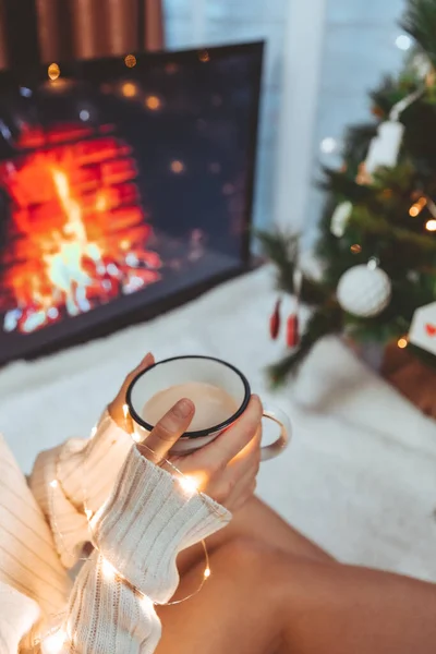 Kvinna Händer Hålla Kaffemugg Nära Jul Träd Kopiera Utrymme — Stockfoto