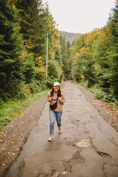 Souriant Randonneur Femme Marche Par Automne Forêt Route Copie Espace — Photo