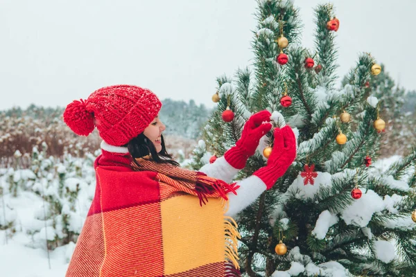 Dışarıda Noel Ağacı Süsleyen Güzel Bir Kadın — Stok fotoğraf