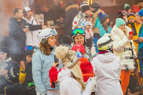 Les Gens Dansent Fête Après Journée Snowboard Station Ski Vacances — Photo