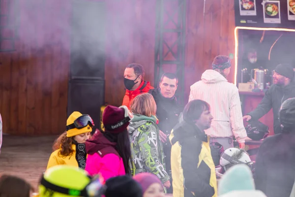 Folk Dansar Festen Efter Snowboarddagen Skidanläggning Vintersemester Atlas Helg — Stockfoto