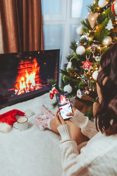 Lviv Ucrania Diciembre 2021 Una Joven Bonita Sentada Cerca Del — Foto de Stock