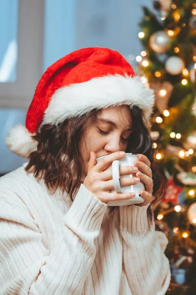 Jong Mooi Vrouw Zitten Buurt Van Kerstboom Drinken Kopje Koffie — Stockfoto