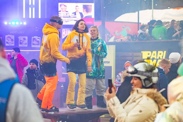 Folk Dansar Festen Efter Snowboarddagen Skidanläggning Vintersemester Atlas Helg — Stockfoto