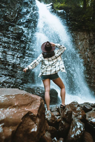 Mulher Chapéu Marrom Apreciando Vista Cachoeira Caminhadas Conceito Viagem — Fotografia de Stock