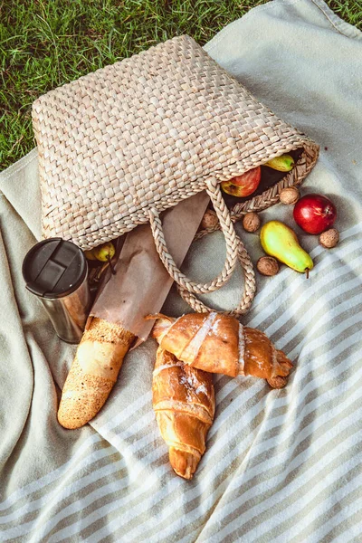 Nehir kıyısında piknik. Sonbahar güneşli gün. Kopyalama alanı.