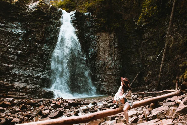 Kadın gezgin şelale fotokopi alanının keyfini çıkarıyor