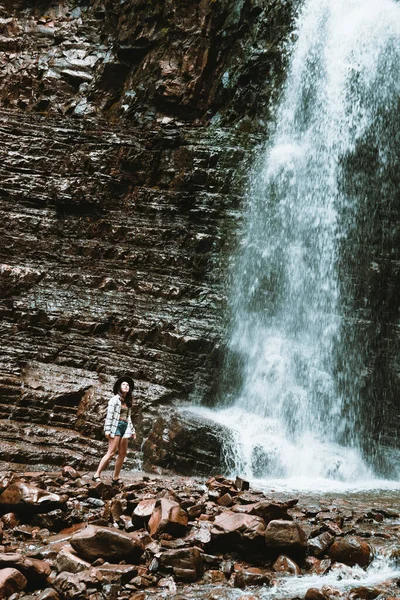 Žena Cestovatel Těší Pohled Vodopád Kopírovat Prostor — Stock fotografie