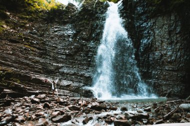 Kadın gezgin şelale fotokopi alanının keyfini çıkarıyor