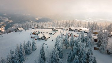 Trostyan Dağı Ukrayna aralığı kopyalama uzayının hava görüntüsü