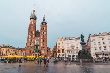 Krakow, Polonya - 16 Haziran 2019: Eski Avrupa pazar karesi seyahat kavramı