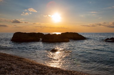 Soldaki adada gün batımı Porto Katsiki Sahili Yunanistan