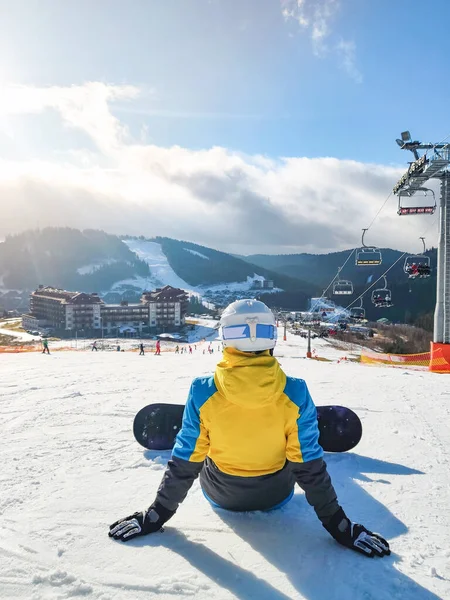 Žena Sedí Snowboardem Kopci Těší Pohled Zimní Lyžařské Středisko — Stock fotografie