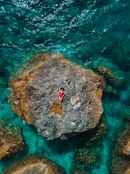 Directement Dessus Femme Maillot Bain Rouge Roche Entourée Par Mer — Photo